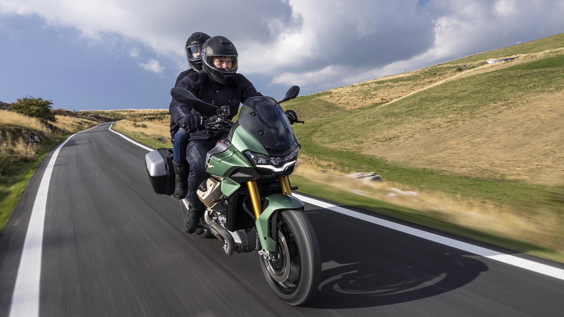 Coppia a bordo della Moto Guzzi V100 Mandello